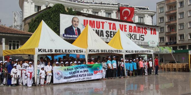 19 Mayıs Kutlamalarında Taekwondo Ve Karete Gösterisi Ayakta Alkışlandı