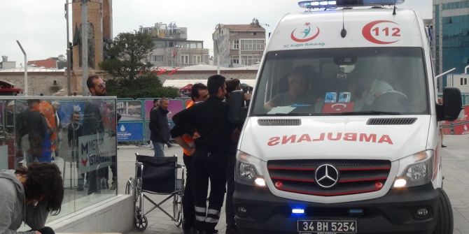 Turist Kadının Ayağı Yürüyen Banda Sıkıştı