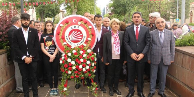 Chp’den Atatürk Anıtı’na Çelenk Sunumu