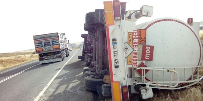 Şanlıurfa’da Yakıt Tankeri Yan Yattı