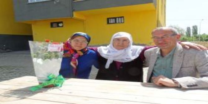 Başkan Ertürk’ten Annelere Çiçek