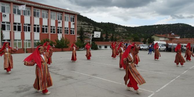 Annelere Özel Tiyatro Gösterisi