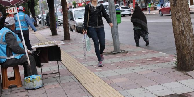 Hava Soğuyunca Vatandaş Sokağa Kışlık Elbiseler İle Çıktı