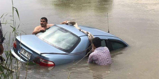 Tansiyonu Düşen Sürücü Nehre Uçtu