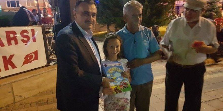 Başkan Cabbar, Demokrasi Nöbetinde Çocuklara Kitap Dağıttı