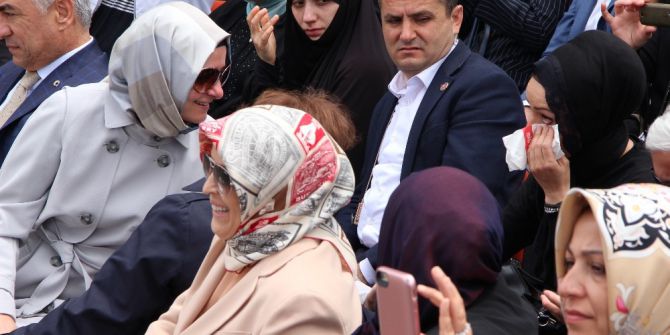 Engelli Öğrencilerin Gösterisinde Ağlayan Anneyi Bakan Kaya Teselli Etti