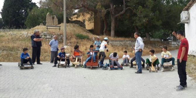 Öğrenciler Kendi Yaptıkları Tahta Arabalarla Yarıştı