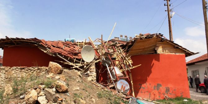 Malatya’da Evlerin Çatısına Yıldırım Düştü