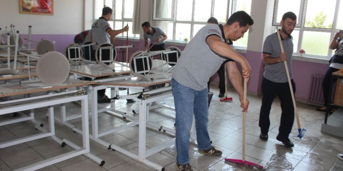 Bakmayın Tuvalet Temizlediklerine Onlar Aslında Mühendis