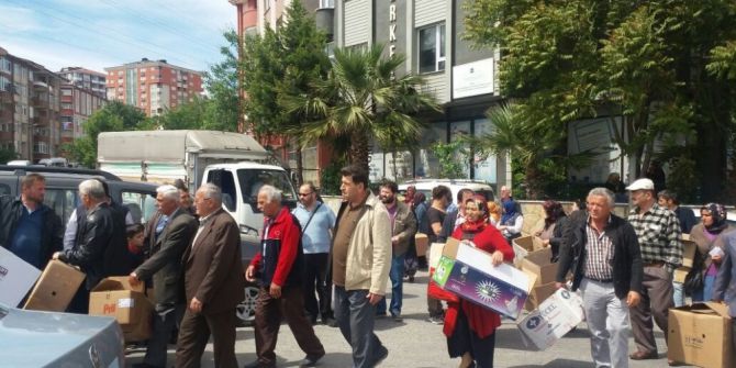 Çiftçilere Koli Koli Tavuk Dağıtıldı