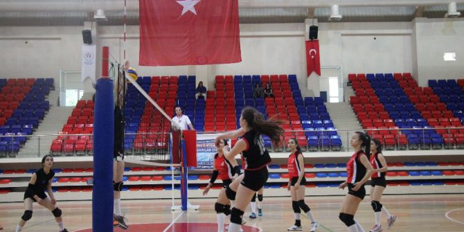 Yıldız Kızlar Voleybol Grup Birinciliği Müsabakaları Karabük’te Başladı