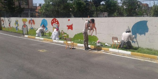 Öğrenciler Okul Duvarlarına Masal Kahramanlarını Çizdi