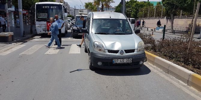 Teyze Ve Yeğen Yaya Geçidinde Hastanelik Oldu
