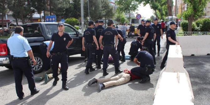 Valilik Önünde İki Grup Arasında Bıçaklı Kavga: 7 Gözaltı