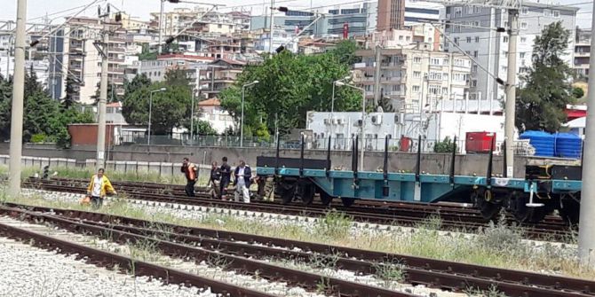 Vagonun Üzerine Çıkan Çocuk Elektrik Akımına Kapıldı