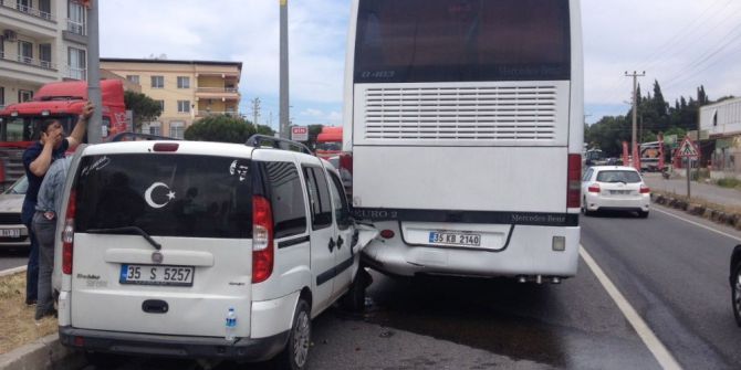 Kamyonet İle Otobüs Çarpıştı: 4 Yaralı