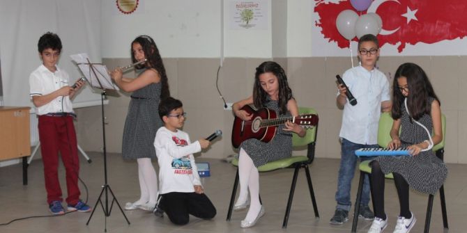 Çocuklarını Sahnede İzleyen Anneler Duygulandı