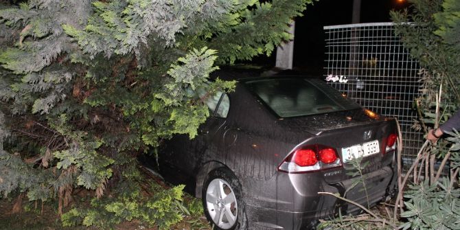 Kontrolden Çıkan Otomobil Yht Korkuluklarına Girdi