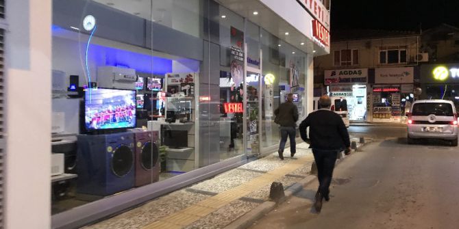 Havaya Rastgele Ateş Eden Bir Şahsı Esnaf Bıçak Ve Silahla Kovaladı