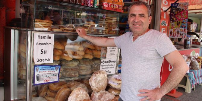 Hayırsever Esnaf Hamilelere Suyu Ücretsiz Veriyor