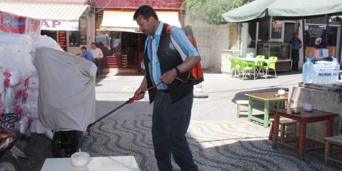 Muhtar, Mahallesinin Her Derdine Koşuyor