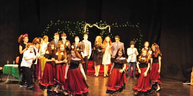 Genç Tiyatrocular Lüküs Hayat’ı Sahneledi