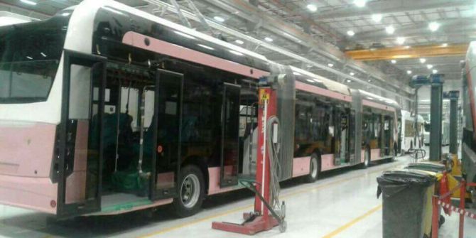 Pembe Trambüslerin Montajı Yapılıyor
