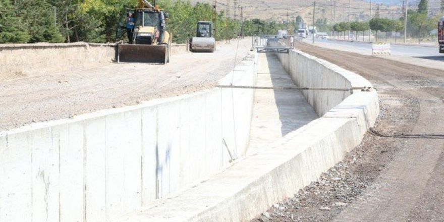 Başkan Büyükkılıç, Eğribucak Mahallesinde Taşkın Koruma Kanalı Ve Korkuluk