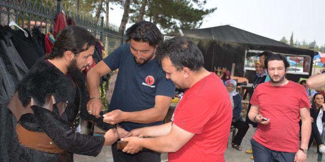 Ertuğrulgazi Türbesinden Alp Kıyafeti Giymek İçin Birbirleriyle Yarışıyorlar