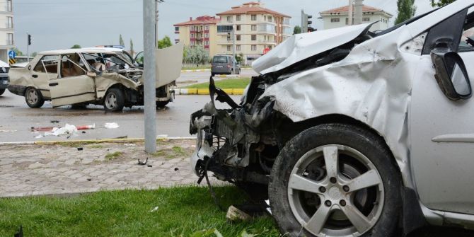 Aksaray’da Otomobiller Çarpıştı: 2 Ağır Yaralı