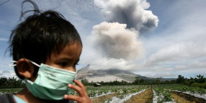 Endonezya’da Volkan 4 Metre Yüksekliğe Kül Püskürtüyor