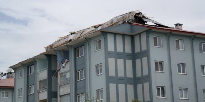 Erciş’te Fırtına Yıktı Geçti