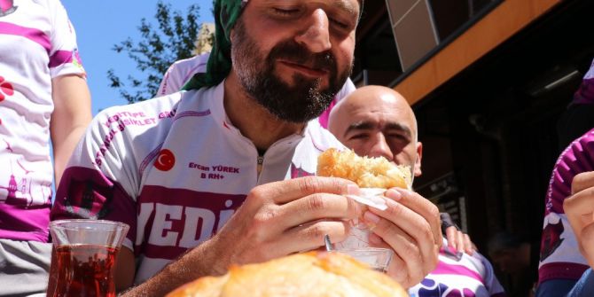 410 Kilometre Pedal Çevirip Boyoz Yemek İçin Geldiler