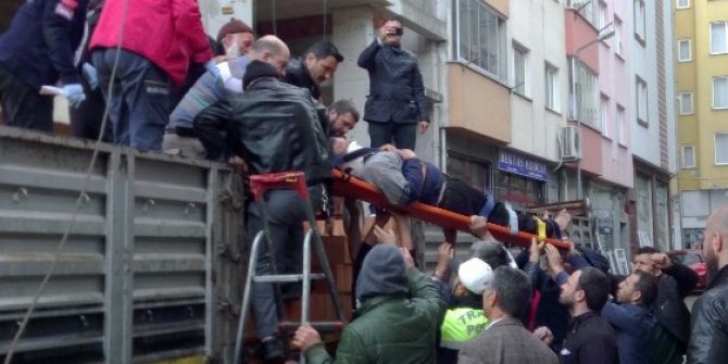 İnşaattan Düşen Tuğla Sepeti İşçiyi Yaraladı