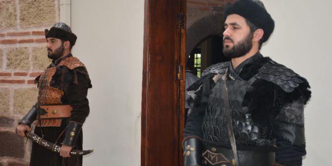 “Payitaht Abdülhamid” Dizisinde Ertuğrul Gazi’nin Türbesinde Ecdada Saygı Nöbetini Başlatanlara Teşekkür