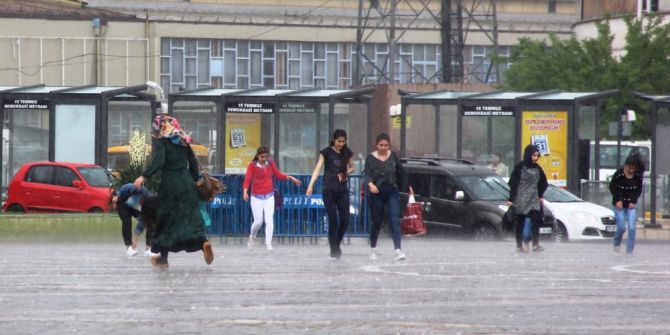 Aniden Bastıran Yağmur Hayatı Olumsuz Etkiledi