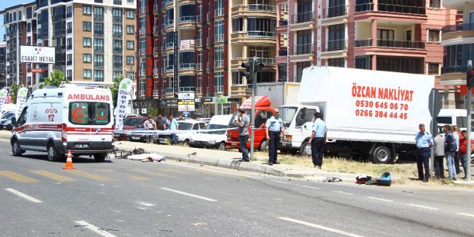 Mıcır Kamyonu Motosiklet Sürücüsüne Çarptı: 1 Ölü