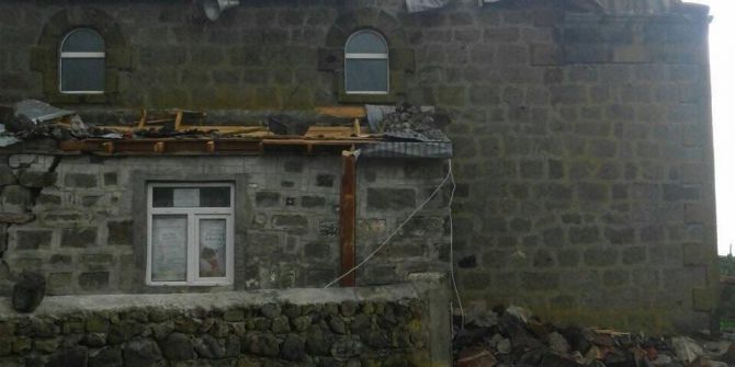 Kars’ta Rüzgar Cami Minaresini Yıktı