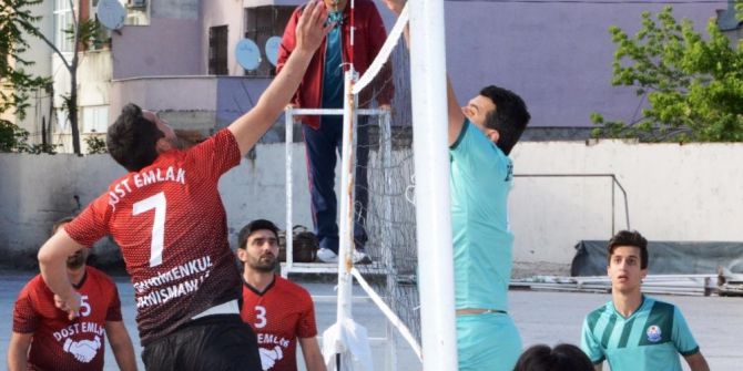 Voleybol Turnuvasında Şampiyon Lapseki Belediyesi Oldu