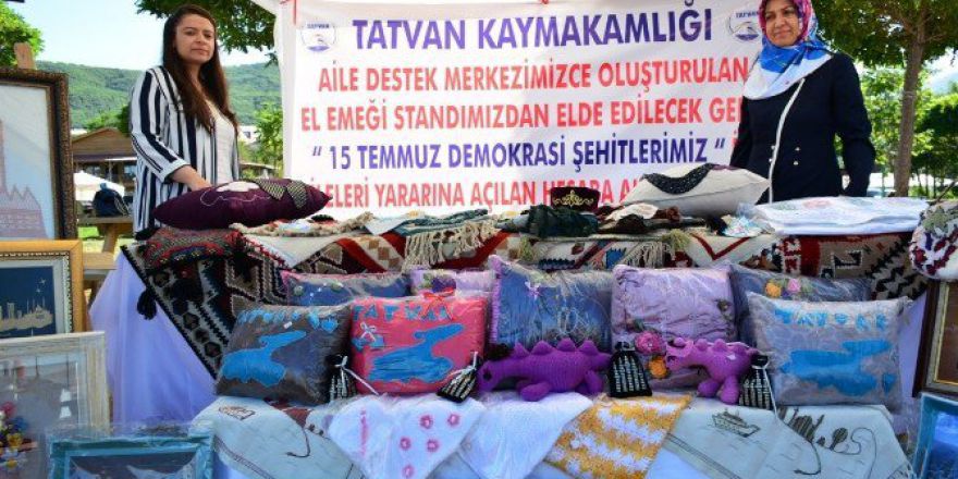 Tatvan’da Demokrasi Şehitlerinin Aileleri Yararına Stant Açıldı