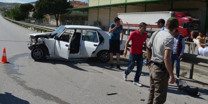 Direksiyon Hakimiyetini Kaybetti, Bariyerlere Çarparak Durabildi