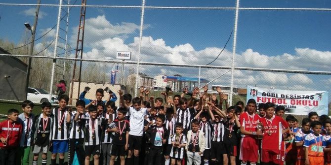 Ağrı’da Turnuvanın Şampiyonu Beşiktaş Futbol Okulu