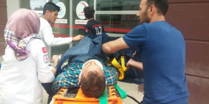 Otomobil İle Motosiklet Çarpıştı