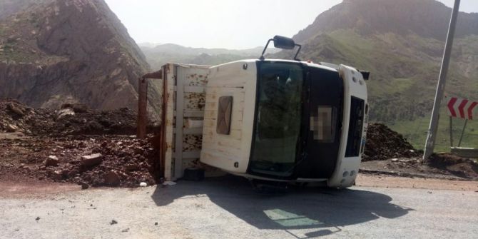 Hakkari’de Hafriyat Boşaltan Kamyon Devrildi