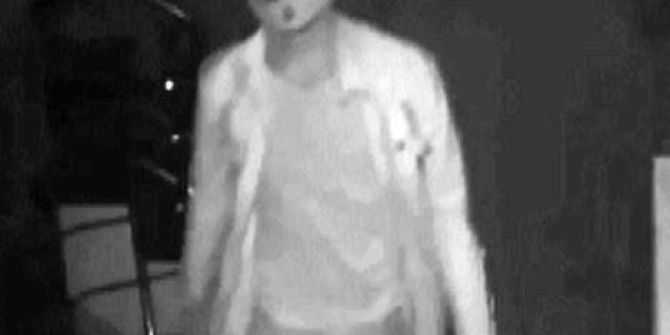 V Maskeli Hırsız Kameraya Takıldı