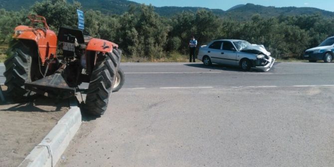Havran’da Traktör İle Otomobil Çarpıştı: 2 Yaralı