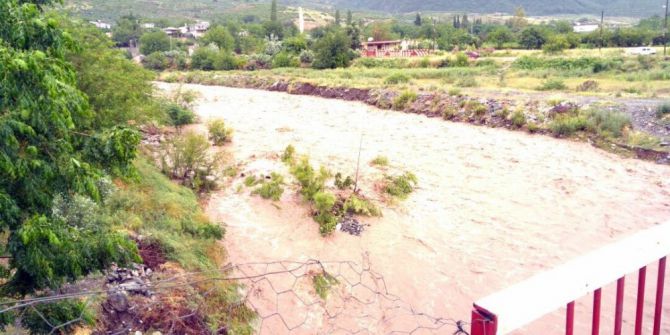Sağanak Yağış Köy Yoluna Ulaşımı Engelledi