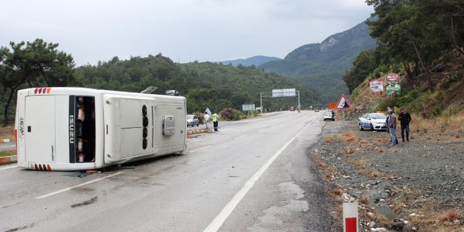 Antalya’da Tur Otobüsü Devrildi: 16 Turist Yaralı