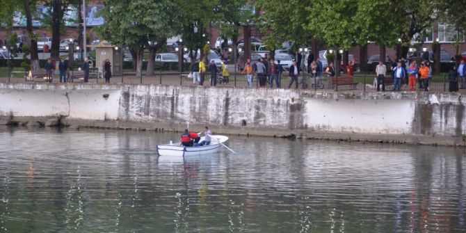 Ailesine Kızdı, Kendisini Dereye Attı