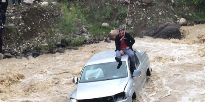 Dereye Uçan Araçtan Uzatılan İpe Tutarak Kurtuldu